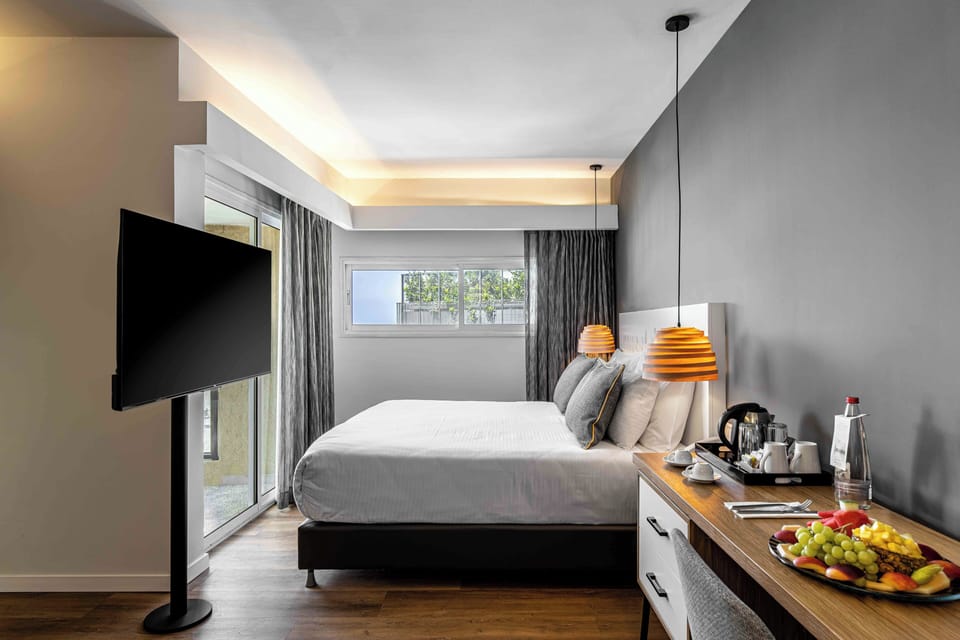 Deluxe Studio, Balcony | In-room safe, desk, blackout drapes, soundproofing