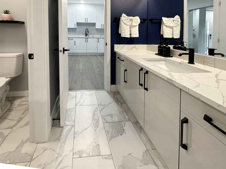 Family Suite with Jacuzzi | Bathroom | Hair dryer, towels