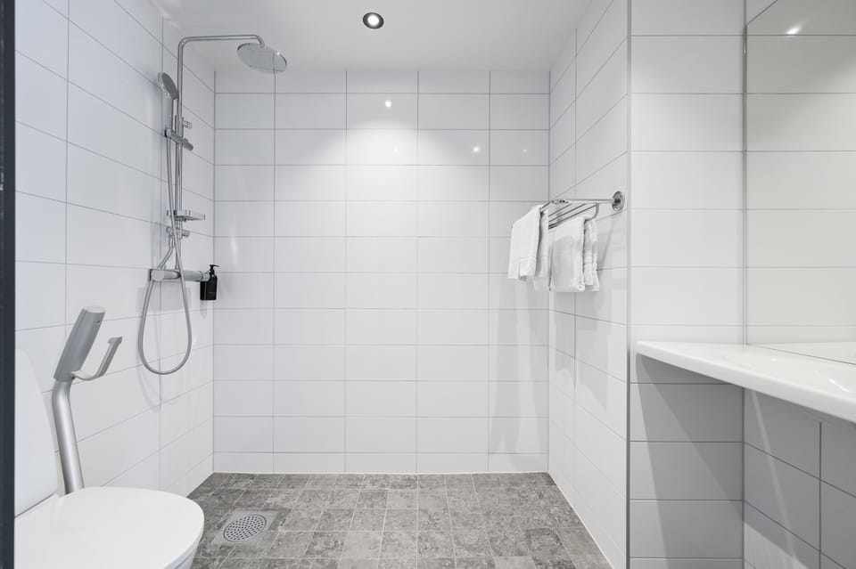 Shower, rainfall showerhead, free toiletries, hair dryer
