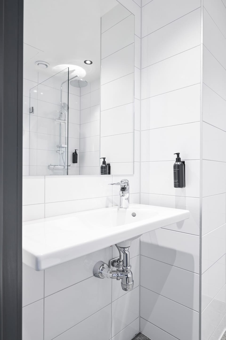 Shower, rainfall showerhead, free toiletries, hair dryer