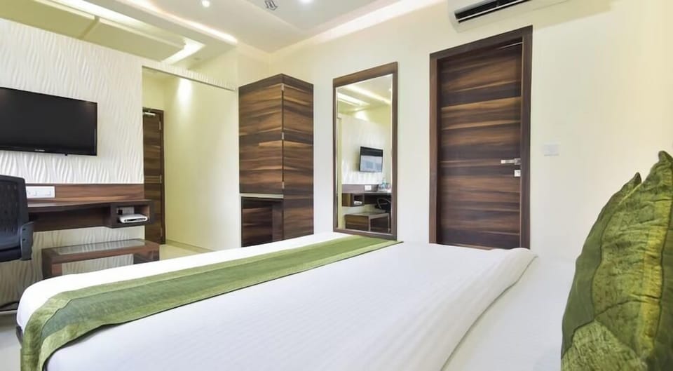 Elite Room | Desk, iron/ironing board, free WiFi, bed sheets