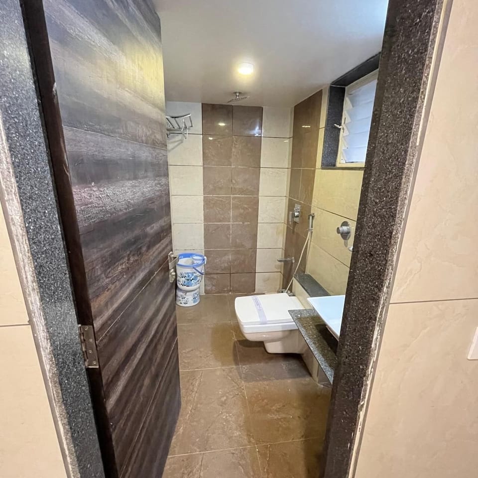 Shower, free toiletries, towels