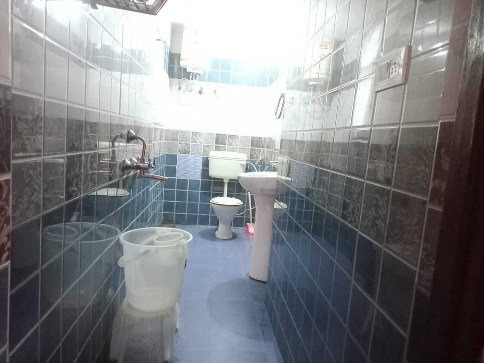 Shower, free toiletries, slippers, towels