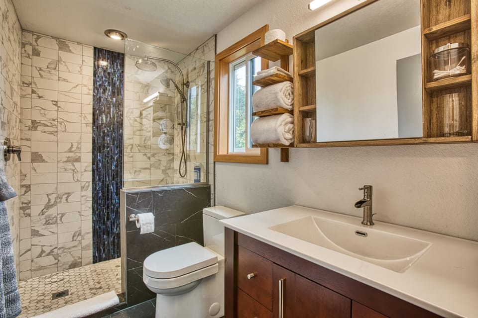 Garden Aerie Master | Bathroom | Shower, rainfall showerhead, eco-friendly toiletries, hair dryer