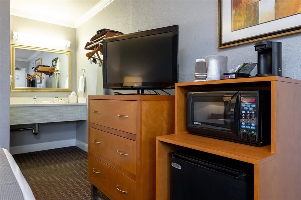 Standard Room, 1 Queen Bed, Non Smoking | Desk, laptop workspace, iron/ironing board, free WiFi