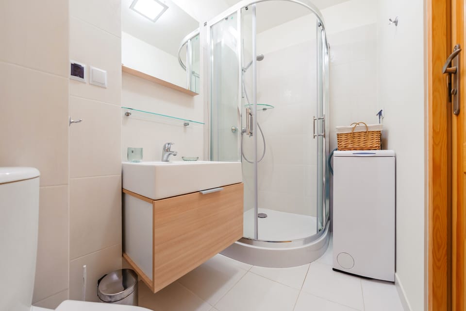 Apartment (10, ul. Wojska Polskiego 79) | Bathroom | Shower, hair dryer, towels