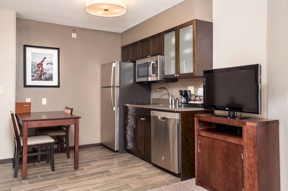 Full-size fridge, microwave, stovetop, dishwasher