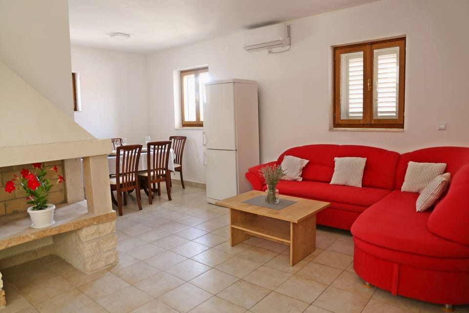 House, 2 Bedrooms | Living area | Flat-screen TV, Netflix, streaming services