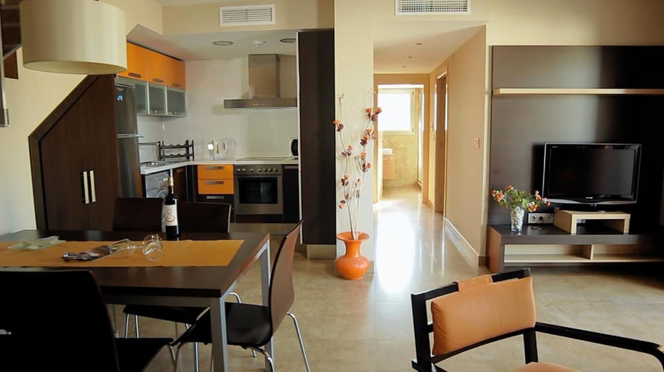 Full-size fridge, microwave, oven, stovetop