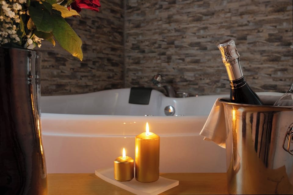 Deluxe Double Room, Jetted Tub (Two-Seater) | Private spa tub