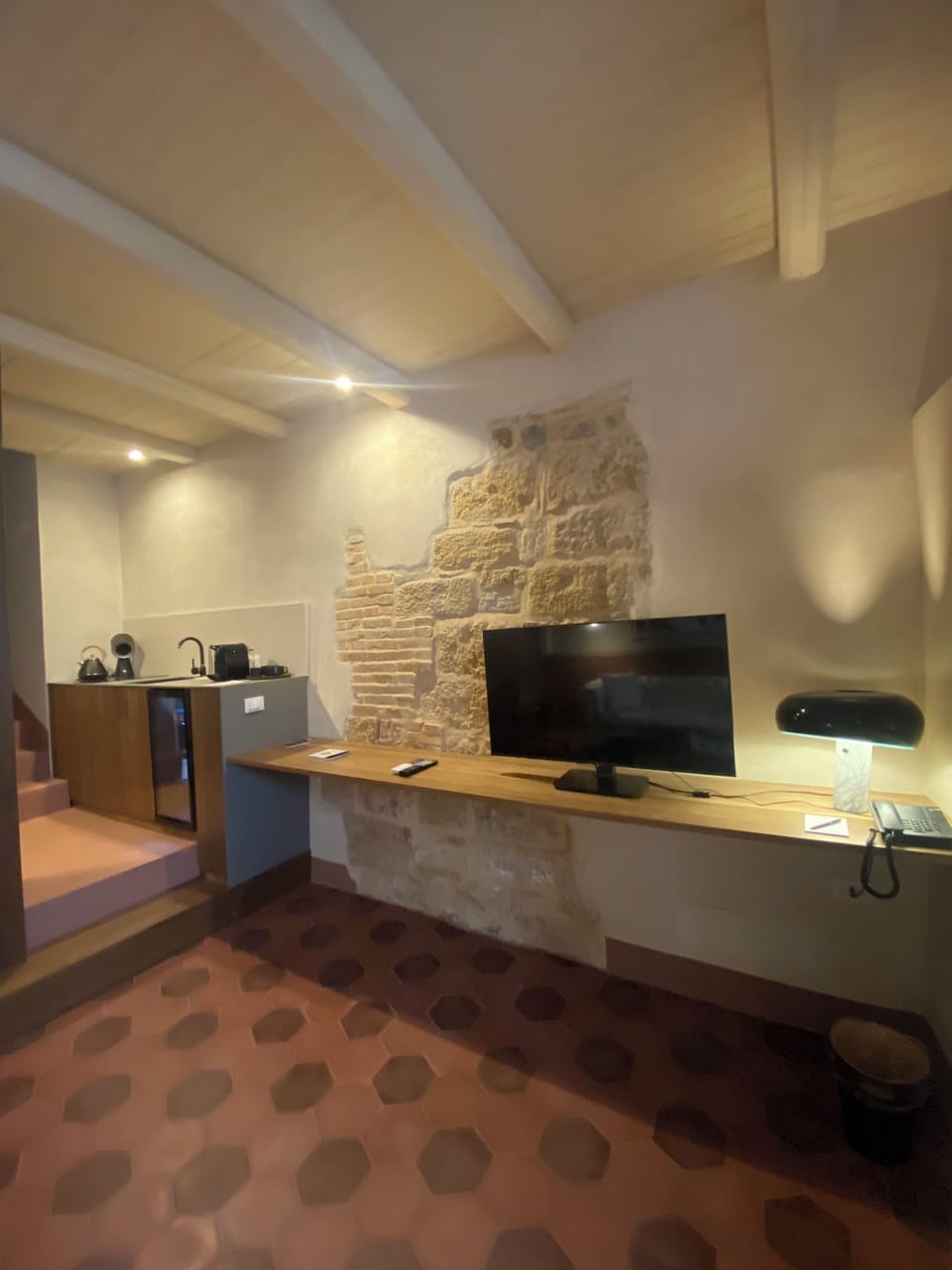 Suite a Corte | Living area | 43-inch flat-screen TV with digital channels