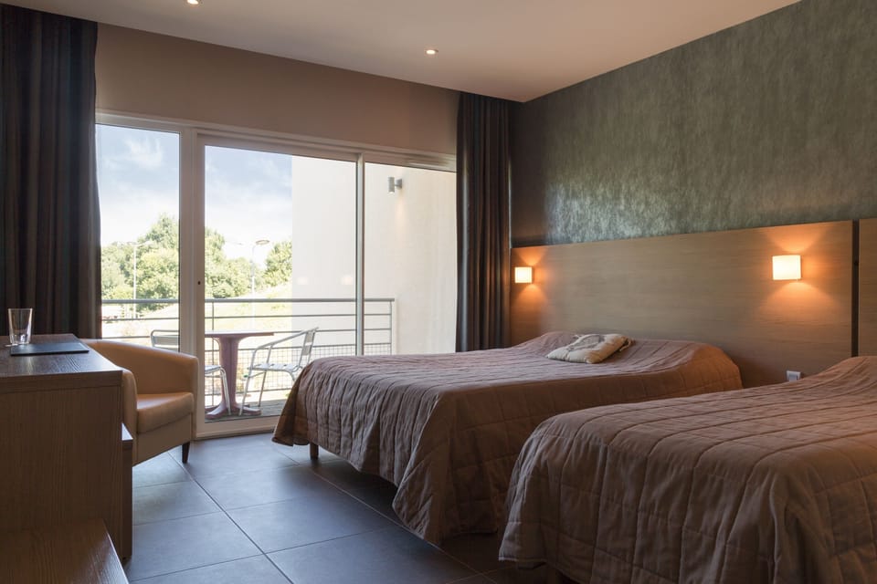 Family Triple Room | Desk, free cribs/infant beds, free WiFi