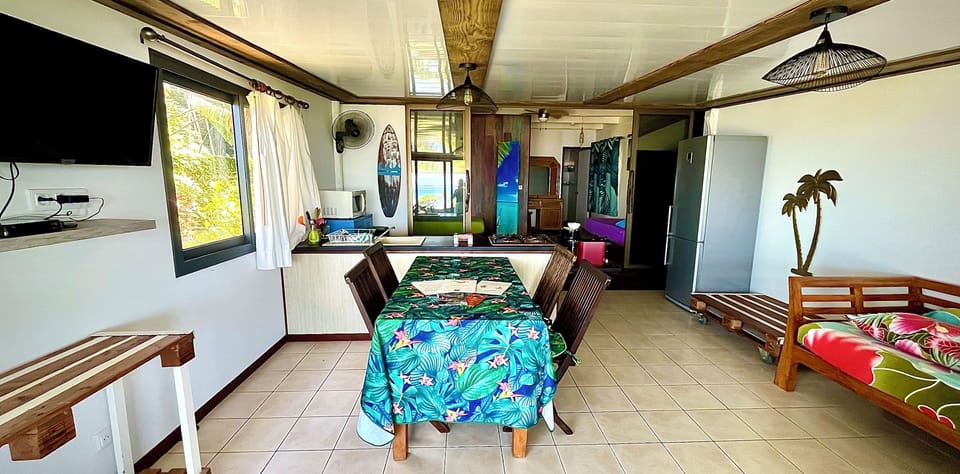 Suite, Beachside | Private kitchen | Microwave, stovetop, electric kettle, cookware/dishes/utensils
