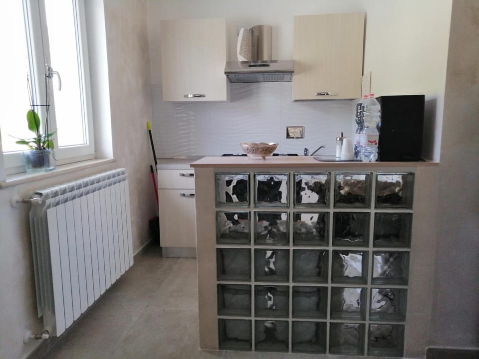 Stovetop, electric kettle, cookware/dishes/utensils