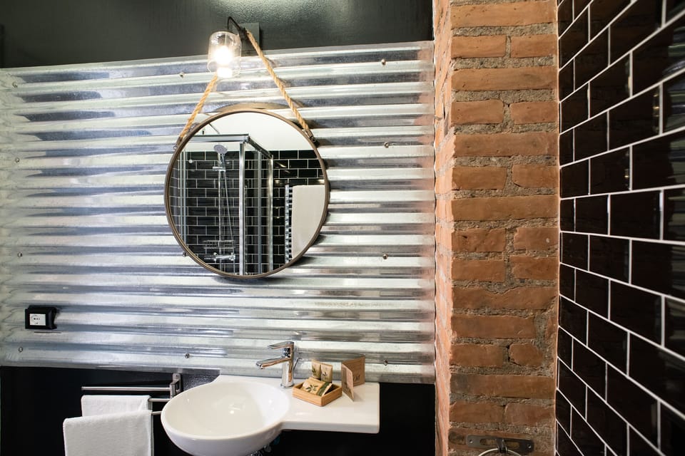 Junior Studio Suite, Balcony (Orange) | Bathroom | Shower, free toiletries, hair dryer, bidet