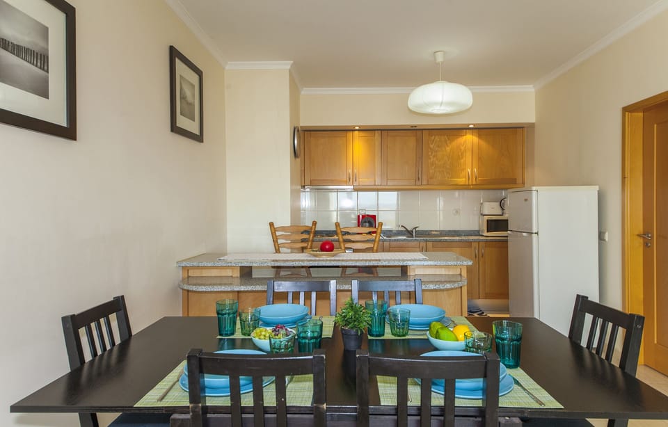 Apartment, 2 Bedrooms, Balcony | In-room dining