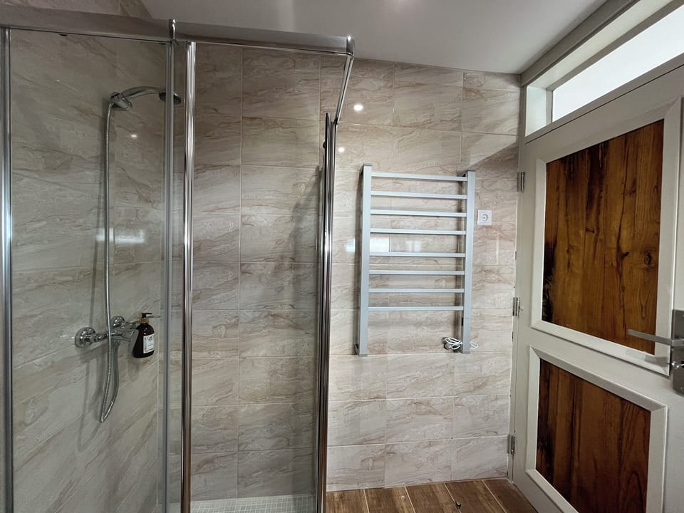 Panoramic Suite, 1 Queen Bed, Mountain View | Bathroom | Shower, hair dryer, towels, soap