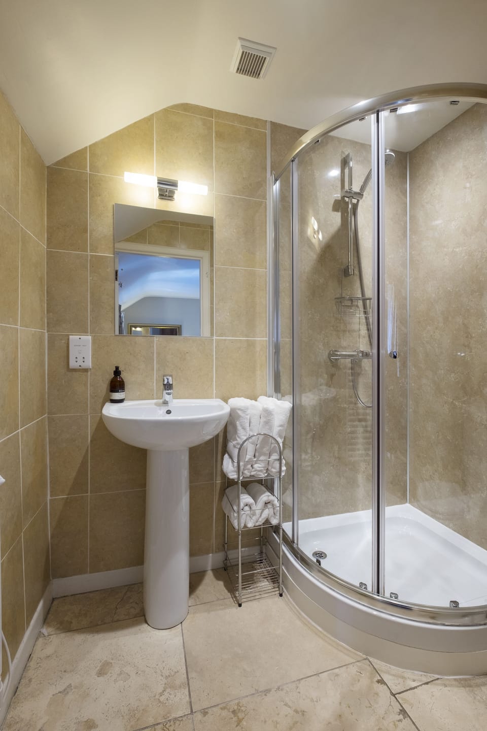 Standard Double or Twin Room | Bathroom | Shower, hair dryer, towels