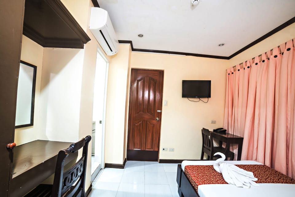 Basic Double Room | Desk, iron/ironing board, free WiFi, bed sheets
