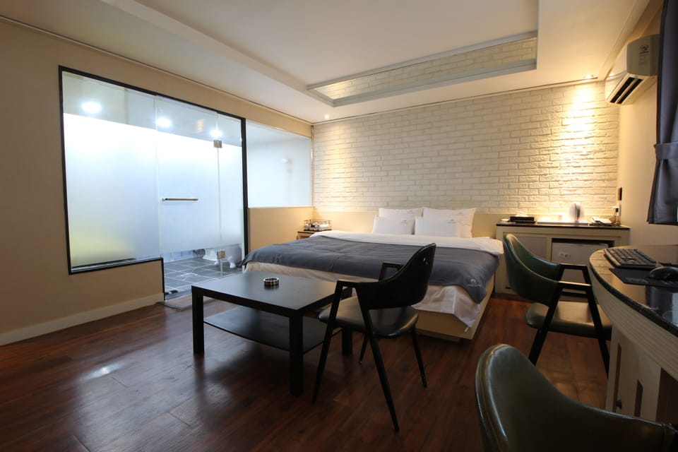 Premium Room | Blackout drapes, free WiFi, bed sheets