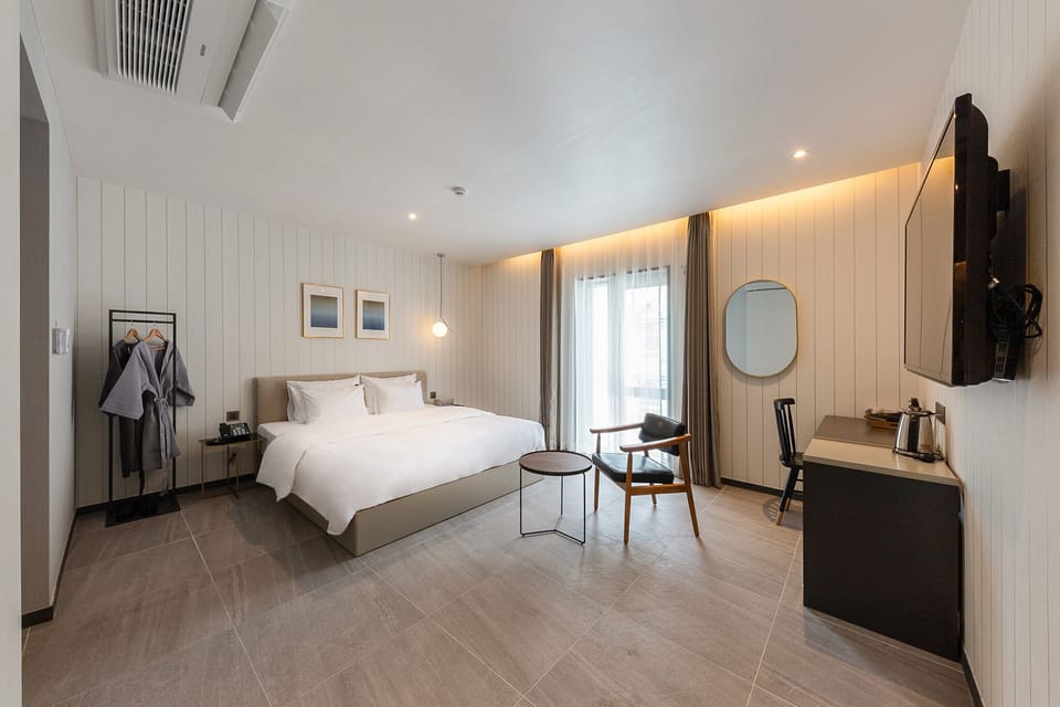 Standard Room | Down comforters, Tempur-Pedic beds, desk, laptop workspace