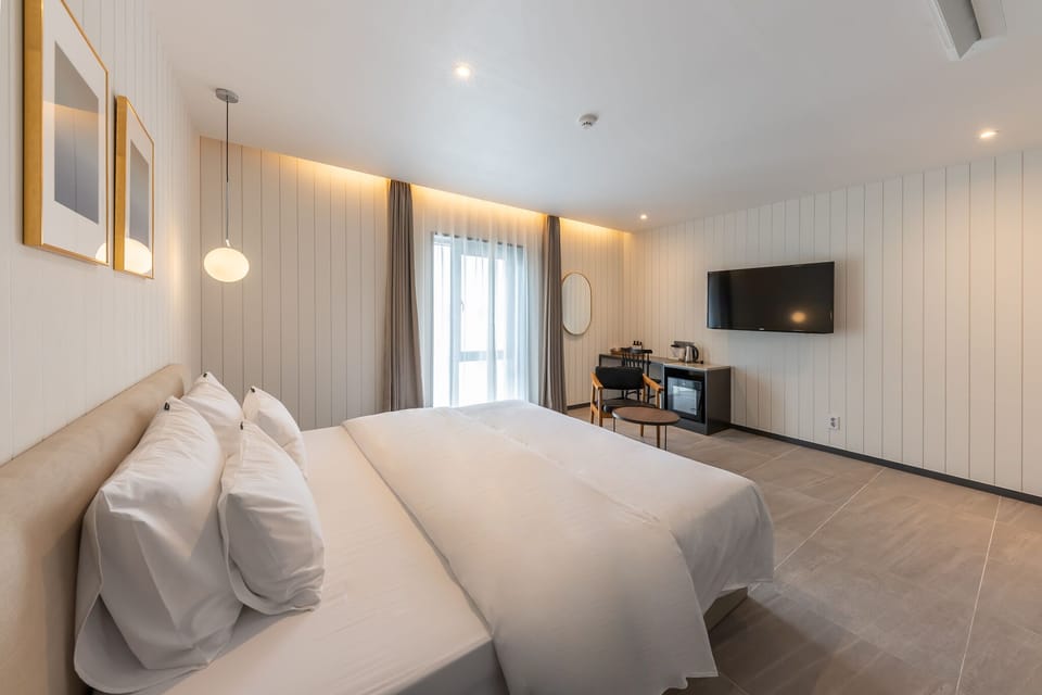Standard Room | Down comforters, Tempur-Pedic beds, desk, laptop workspace