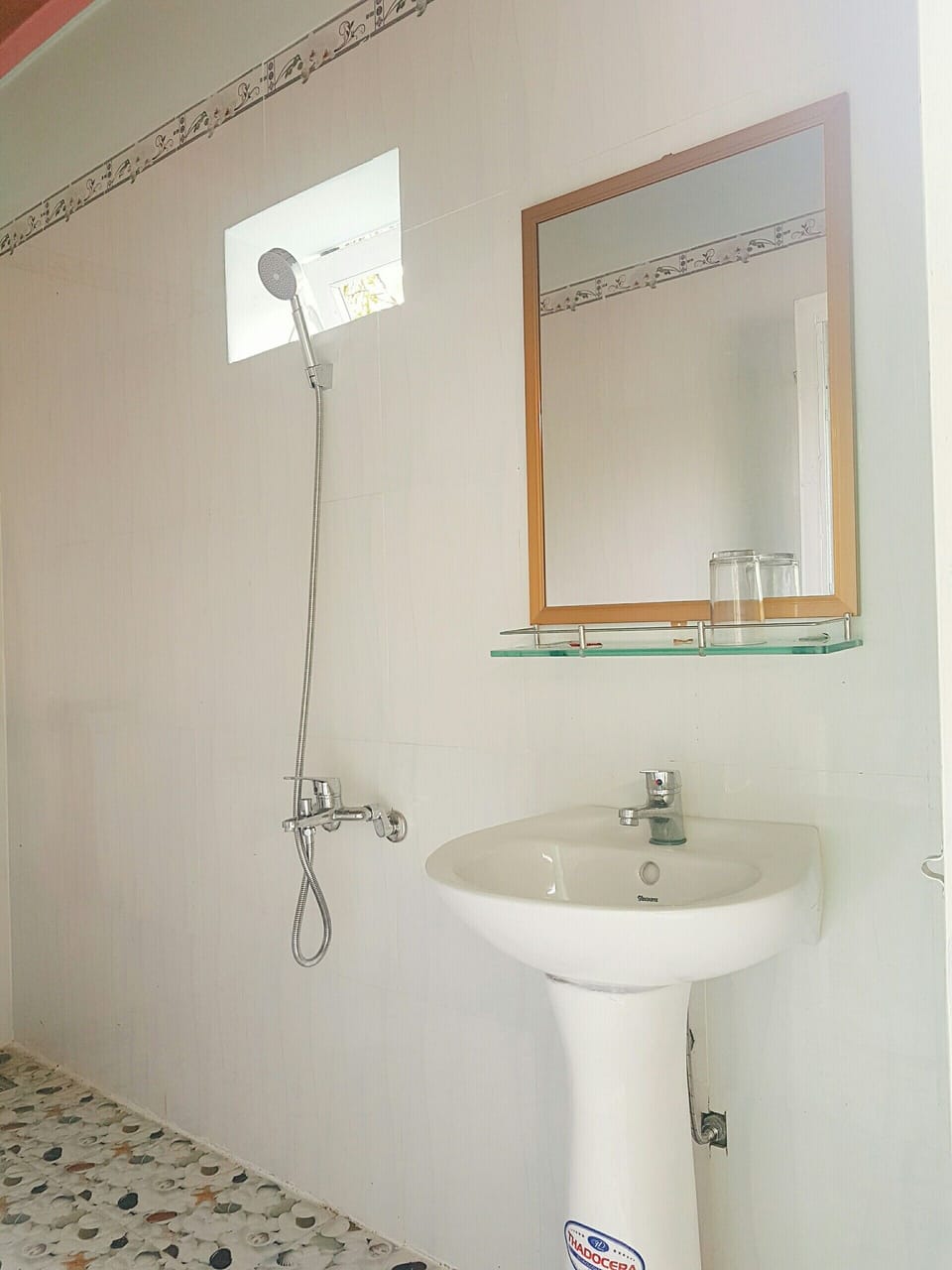 Standard Double Room | Bathroom | Shower, slippers, towels