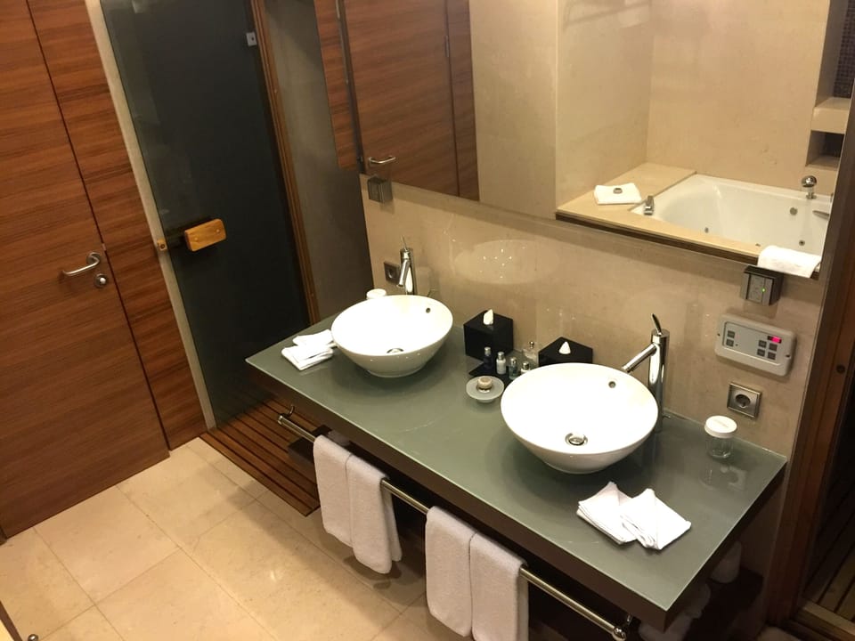 Presidential Suite (Spa Access Included) | Bathroom | Free toiletries, hair dryer, slippers, bidet