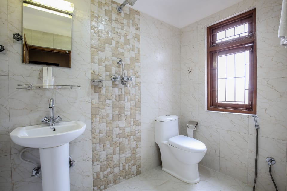 Deluxe Twin Room | Bathroom | Shower, slippers, towels