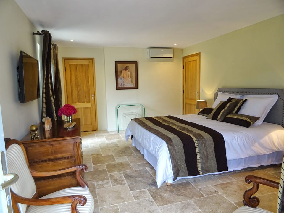 Deluxe Room (Sauveterre) | Premium bedding, individually decorated, individually furnished, desk
