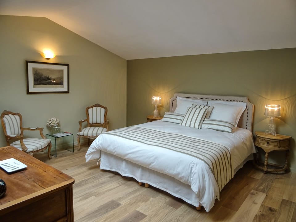 Deluxe Room (Blasimon) | Premium bedding, individually decorated, individually furnished, desk