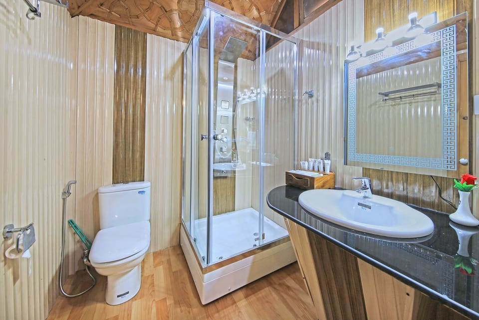 Deluxe Room with Lake View | Bathroom | Designer toiletries, hair dryer, bathrobes, slippers