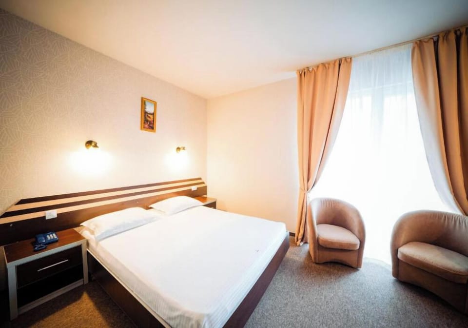 Superior Double Room | Minibar, in-room safe, desk, iron/ironing board