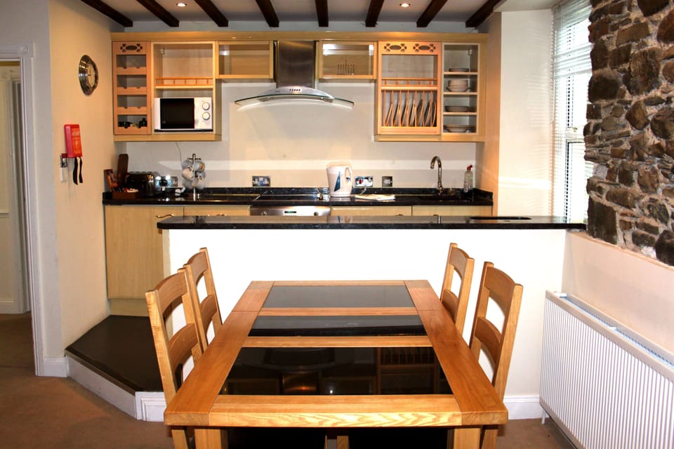 Apartment, 3 Bedrooms | Private kitchen | Coffee/tea maker, electric kettle
