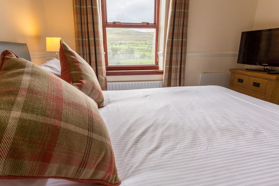 Apartment, 1 Bedroom | Desk, blackout drapes, iron/ironing board, free cribs/infant beds