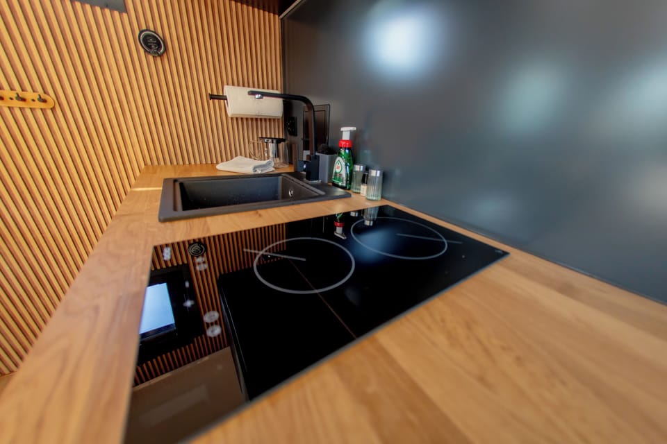 Deluxe room | Private kitchen | Fridge, microwave, stovetop, coffee/tea maker