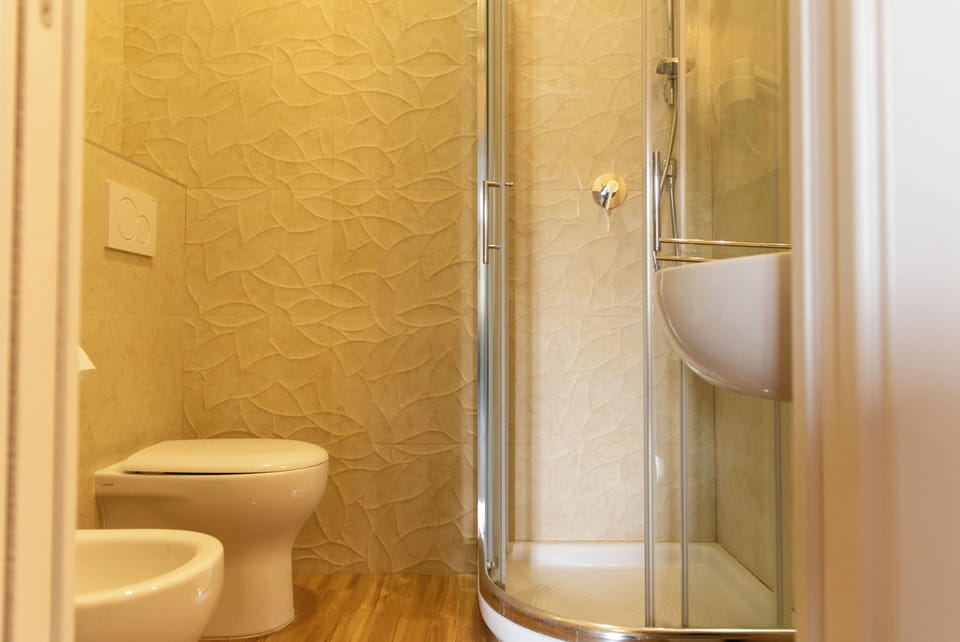 Superior Double or Twin Room, City View | Bathroom | Shower, rainfall showerhead, free toiletries, hair dryer