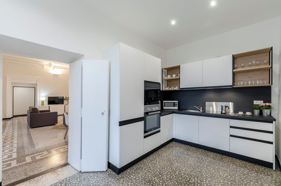 Apartment (3 Bedrooms) | Private kitchen | Fridge, microwave, oven, stovetop