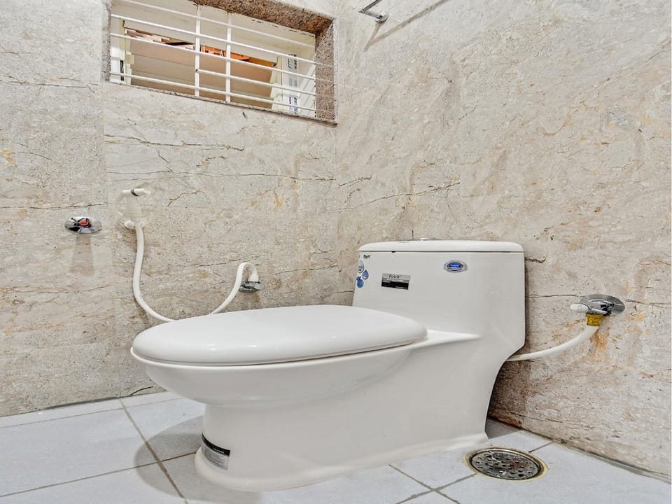 Shower, free toiletries, towels