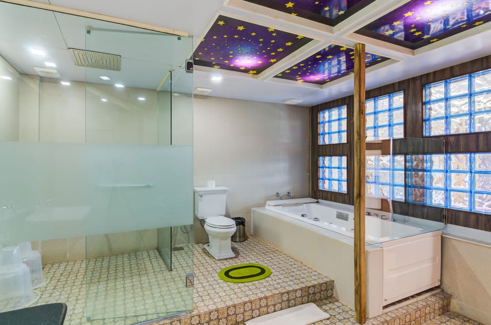 Suite | Bathroom amenities | Shower, free toiletries, towels, soap