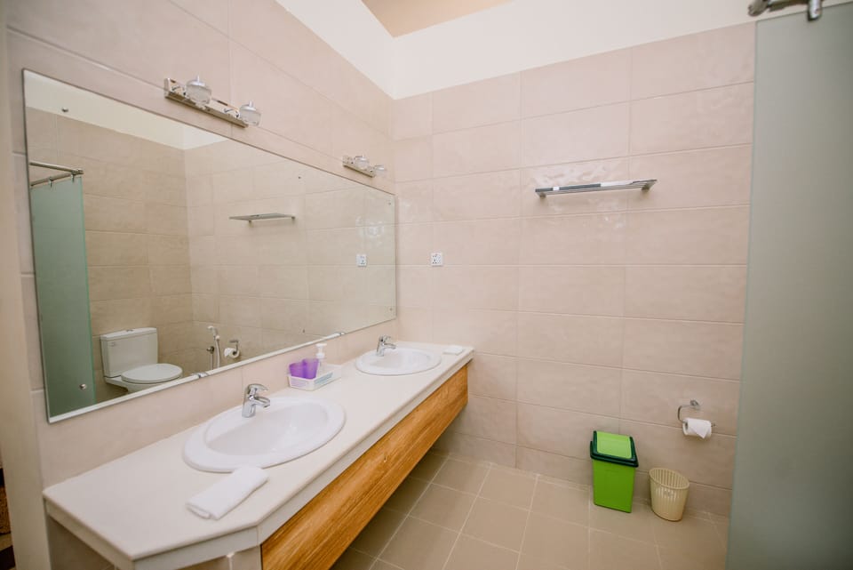 Deluxe Double Room, 3 Bedrooms, Sea View | Bathroom | Shower, rainfall showerhead, free toiletries, hair dryer (on request)