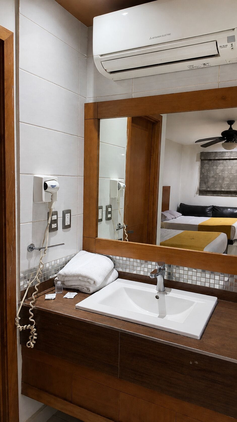 Deluxe Double Room, Multiple Bedrooms | Bathroom | Shower, free toiletries, hair dryer, towels