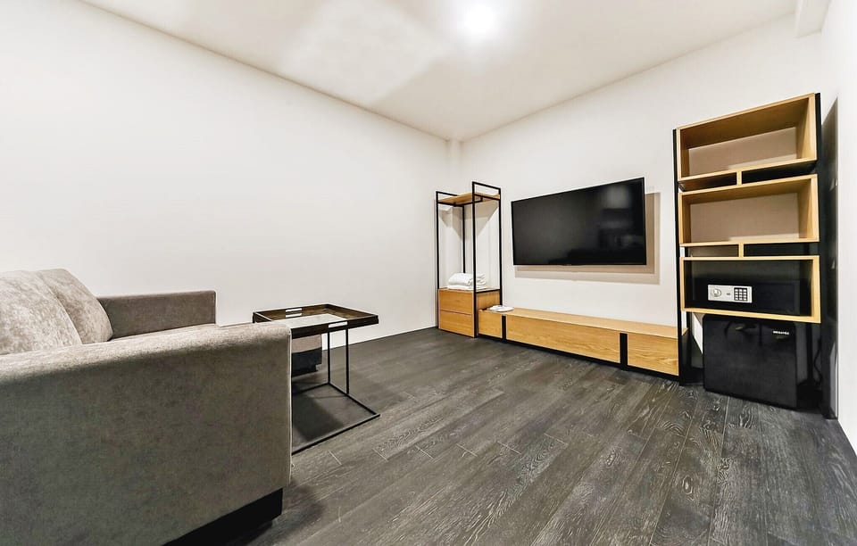 Junior Suite King | Living area | 45-inch flat-screen TV with digital channels, TV, Netflix