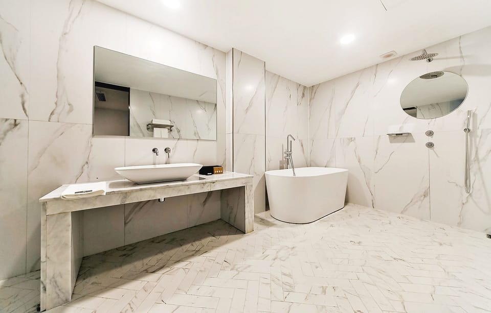 Junior Suite King | Bathroom | Hair dryer, bathrobes, slippers, towels