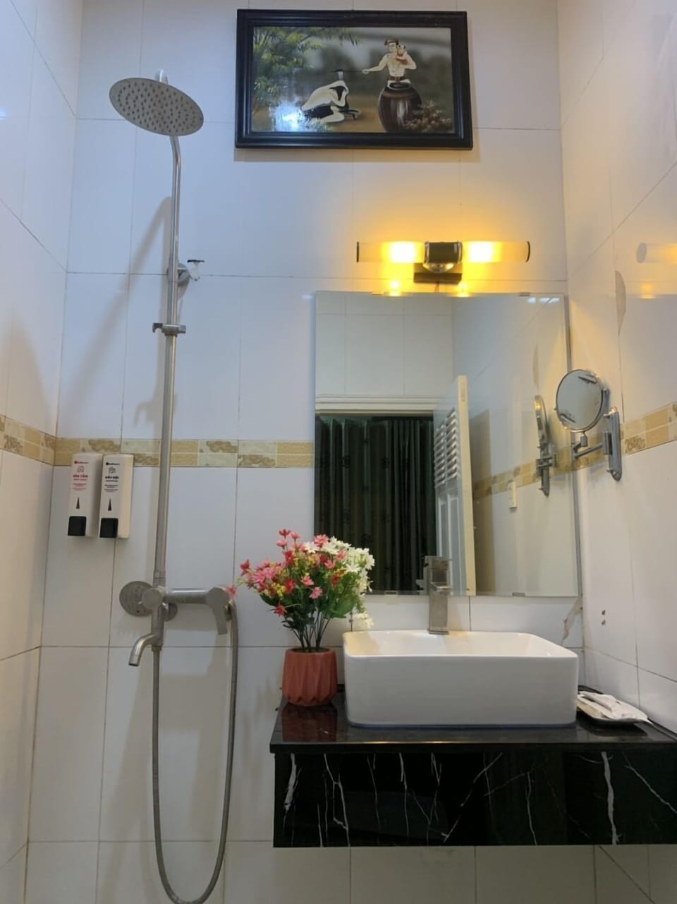 Shower, rainfall showerhead, free toiletries, hair dryer