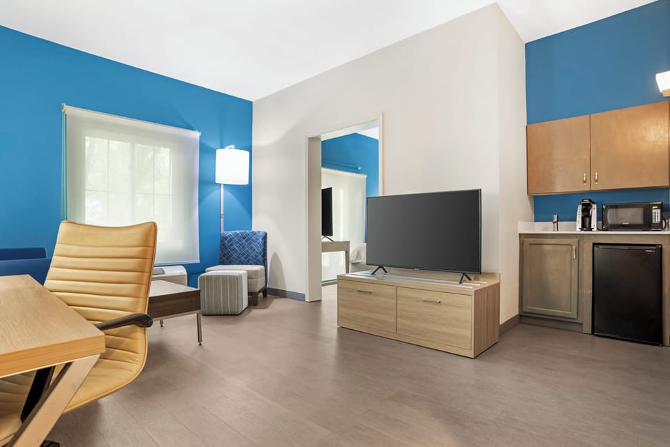 In-room safe, desk, iron/ironing board, rollaway beds (surcharge)