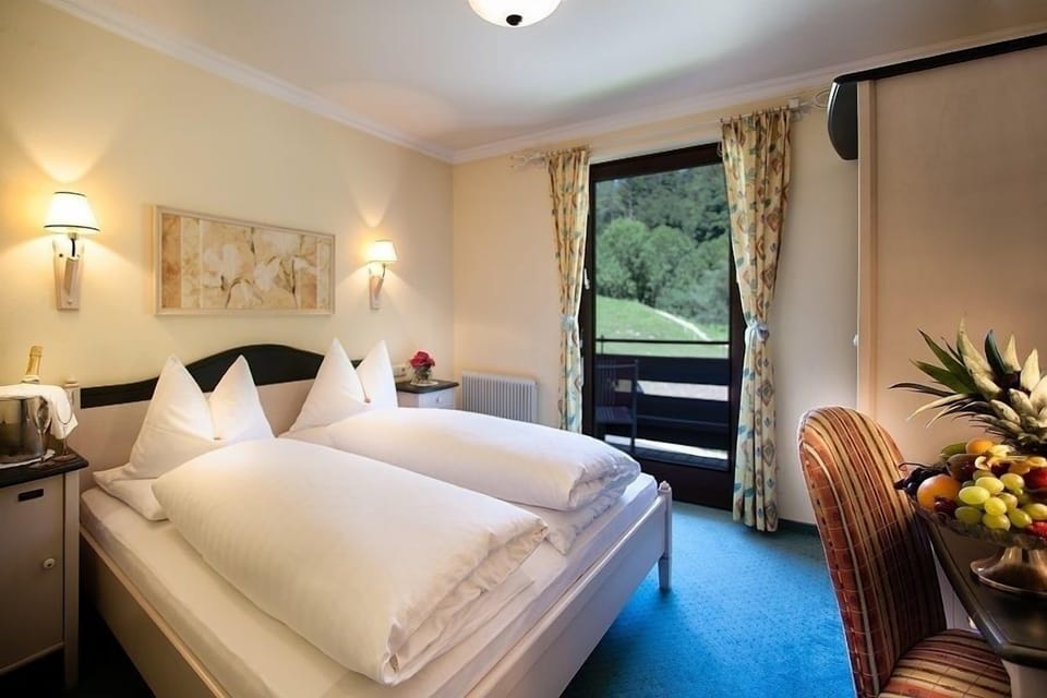 Small Double or Twin Room | Minibar, in-room safe, iron/ironing board, free WiFi