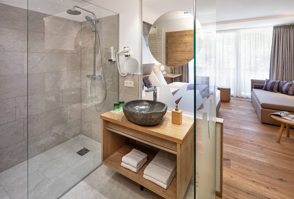 Deluxe Double Room, 1 Bedroom | Bathroom | Rainfall showerhead, hair dryer, bathrobes, towels