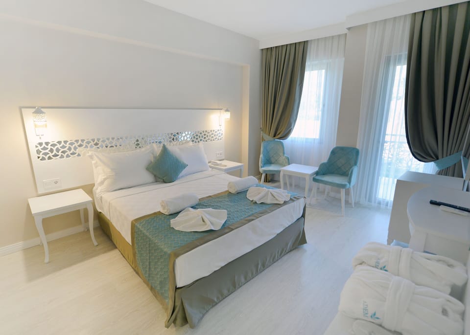 Standard Room | Minibar, in-room safe, free WiFi, bed sheets