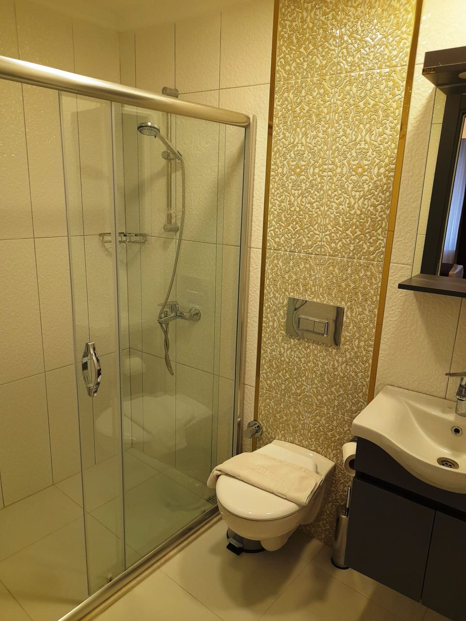 Economy Double Room, Ground Floor | Bathroom | Shower, rainfall showerhead, hair dryer, towels